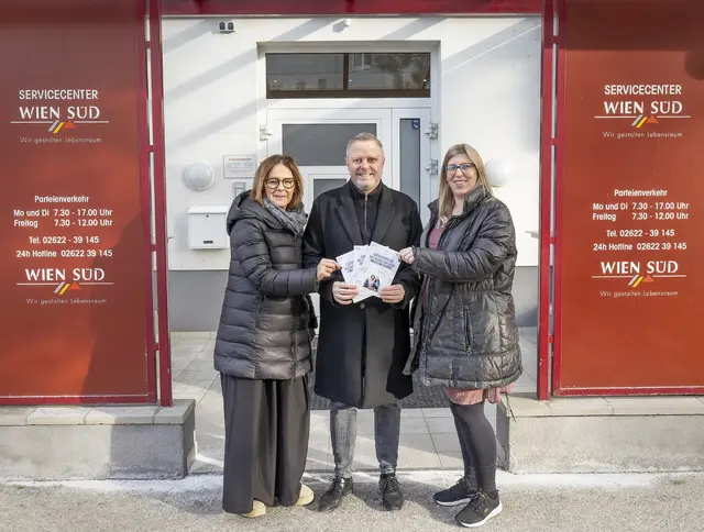 Christa Reiner (Stadt Wiener Neustadt), SPÖ-Vizebürgermeister Rainer Spenger und Julia Straub (Wien Süd). | Foto: Stadt Wiener Neustadt/Weller