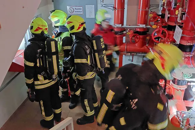 Die zwei Teams machten sich im großen Gebäudekomplex auf die Suche nach der Auslösestelle. | Foto: FF Waidhofen/Thaya