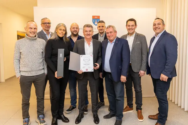 Andreas Kornhofer, Matthias Wechner, GGR Sabina Doria, GGR David Diabl, geehrter Harald Thurner, GR Christian Ponweiser, Bürgermeister Bernhard Karnthaler, WKO-Bezirksobmann Christian Oberger, GGR Markus Kitzmüller-Schütz | Foto: Marktgemeinde Lanzenkirchen