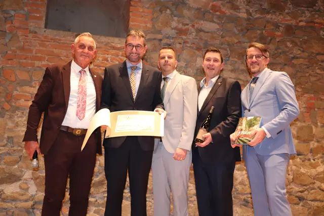 V. l.: Bürgermeister Günter Streicher, Christoph Danner und die drei Vizebürgermeister Paul Königsberger (ÖVP), Stefan Schneebauer (FPÖ) und Stefan Wimmer (SPÖ). | Foto: Ebner/MeinBezirk, Stadtgemeinde