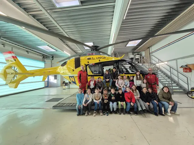 Die vierten Klassen der PVS Sta. Christiana statteten der ÖAMTC-Flugrettung in Wiener Neustadt einen Besuch ab. | Foto: PVS Sta Christiana Frohsdorf