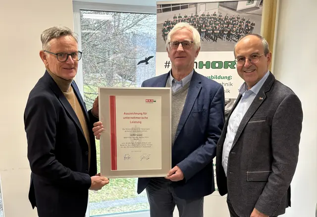 Bernhard Stranzl (l.) und Andreas Schlemmer (r.) überreichten Markus Horn kürzlich die Auszeichnung.  | Foto: WKO 