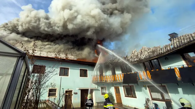Trotz des schnellen Eintreffens der örtlichen Feuerwehren hatte sich das Feuer bereits ausgebreitet, der Dachstuhl des Wohngebäudes stand in Flammen.  | Foto: BFVFB/C. Karner