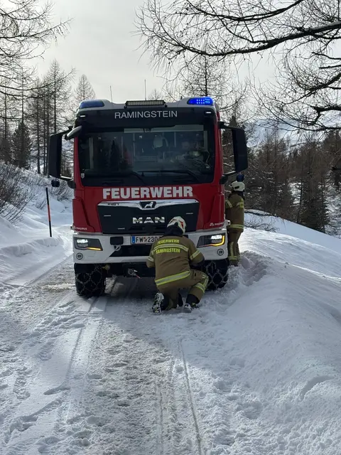 Eine Fahrzeugbergung hatten die Kräfte der Freiwilligen Feuerwehr (FF) Ramingstein am 13. Jänner 2026 auf der Karneralmstraße zu erledigen. | Foto: Freiwillige Feuerwehr Ramingstein