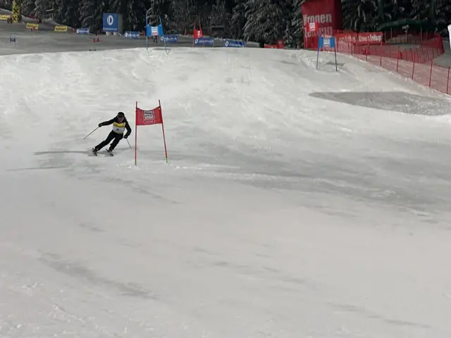 Die Skilegenden und Promis wagten sich die steile Piste hinunter. | Foto: Emanuel Hasenauer