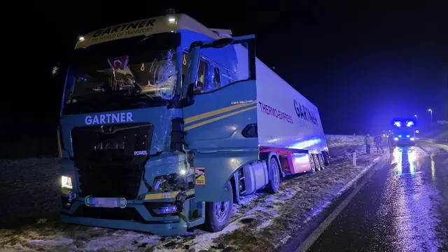 Um vier Uhr Früh kollidierte ein Sattelzug mit einem Transporter auf der B 55. | Foto: David Gremsl, Stefan Dorner