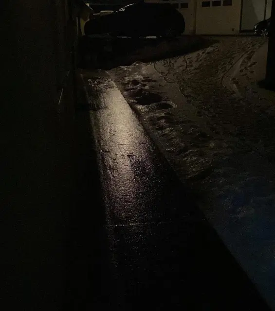 Erste Leser-Einsendungen, darunter ein Foto aus Thunau am Kamp gegen 05 Uhr, zeigen die teils spiegelglatten Straßen und Wege. | Foto: Privat