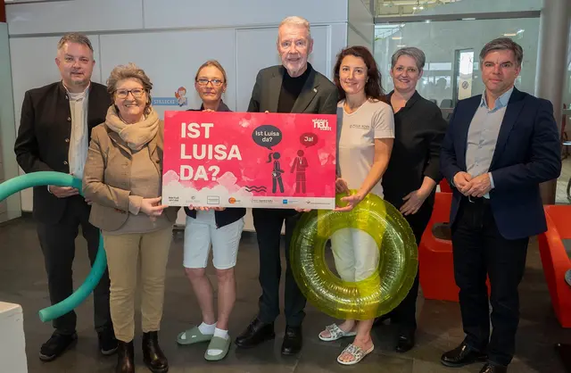 "Aqua Nova"-Chef Markus Kopecky, Vizebürgermeisterin Erika Buchinger (ÖVP), Daniela Rendl (Aqua Nova), Bürgermeister Klaus Schneeberger (ÖVP), Tetiana Neiezehko (Aqua Nova), Sozialservice-Leiterin Claudia Auer-Deutsch und Holding-Geschäftsführer Peter Eckhart. | Foto: Stadt Wiener Neustadt/Maurer