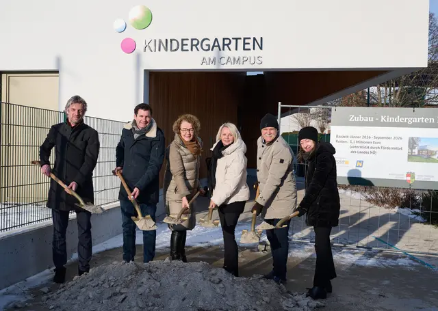 (v.l.n.r.): Architekt Peter Übersberger, Bürgermeister David Berl, Familien-Landesrätin Christiane Teschl-Hofmeister, Vizebürgermeisterin Silvia Wohlfahrt, Geschäftsführender Gemeinderat Robert Merker und Kindergartenleiterin Katharina Berl. | Foto: NLK Pfeiffer