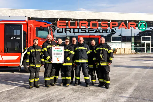 In Mattersburg freuen sich die Feuerwehrleute Martin Aufner, Thomas Dienbauer, Michael Lichtenwörther, Martin Strobl, Klaus Bründl, Martin Haas, Patrick Kerschbaum und Franz Lenzinger von der FF Mattersburg über die Pfandbonspende. | Foto: Spar/wearegiving