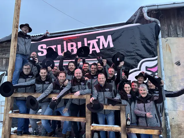 Eine der Fasnachts-Gruppen, die in Rietz zum Feiern einladen und sich für den großen Umzug rüsten: Die Saubuam vor dem neuen Eingang ins Lokal in der Vorderen Gasse.