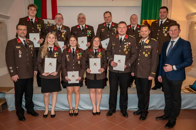 Bei der Wehrversammlung der FF Mautern wurden auch zahlreiche Kameradinnen und Kameraden für ihre Dienste geehrt. | Foto: FF Mautern/Stefan Riemelmoser