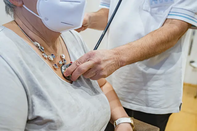 Die Kammer für Ärztinnen und Ärzte in Wien warnt, dass die Grippewelle derzeit das Gesundheitssystem an seine Belastungsgrenze bringen würde. Es brauche jetzt dringend kostenlose Testungen. (Archiv) | Foto: APA-Images / KURIER / Jeff Mangione