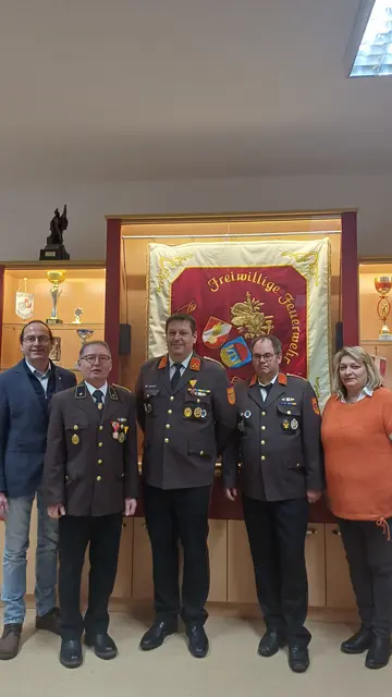 Bürgermeister Christian Hörhan, Verwalter Karl Weiss, Feuerwehrkommandant Hauptbrandinspektor Harald Weidenauer, Feuerwehrkommandantenstellvertreter Brandinspektor Mario Leitner und Bürgermeisterin Birgit Haberzett (v.l.) | Foto: Marktgemeinde Gutenbrunn