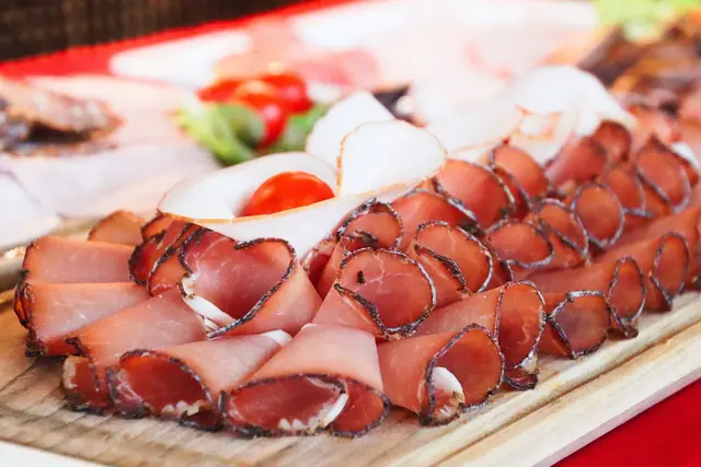 Wo kommt's her? Der Bauernbund fordert fordert er eine durchgängigen verpflichtende Herkunftskennzeichnung für alle Lebensmittel in der Gastronomie bis hin zu verarbeiteten Produkten, gleiche Produktionsstandards für Importe aus Drittstaaten sowie konsequente Kontrollen und krisenfeste Schutzklauseln, die bei drohenden Marktverwerfungen verlässlich absichern. | Foto: Pixabay/ReinhardThrainer (Symbolbild)