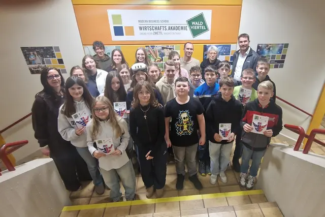 Die Schülerinnen und Schüler der Mittelschule Schweiggers mit Begleitlehrer Alexander Scheidl sowie die hilfreichen Schülerinnen der HAK Zwettl mit Gabriele Litschauer, Maria Leopoldseder, Mario Huber, Julian Mitteröcker und Dir. Martina Dorfinger. | Foto: Marktgemeinde Schweiggers