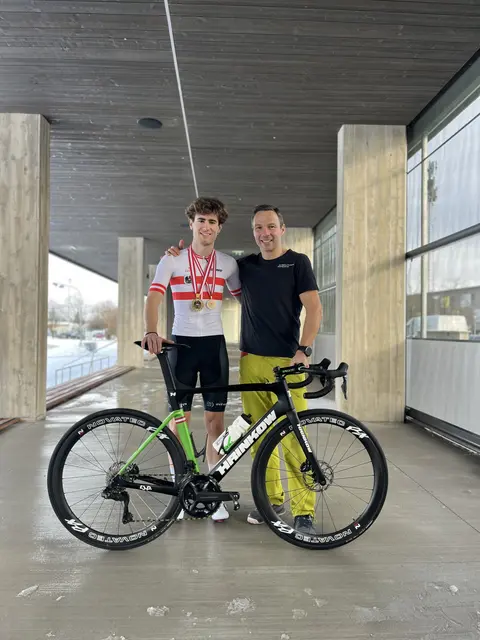 Dominik Hödlmoser mit Trainer Gerald Bauer. | Foto: Maria Cudrigh/Olympiazentrum Rif