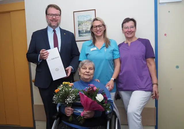 Jubilarin Annie Liese Dunst mit Vizebürgermeister Florian Kamleitner, Wohnbereichsleiterin Sabrina Schieder und Seniorenbetreuerin Helga Blauensteiner (v. l.). | Foto: Stadt Krems