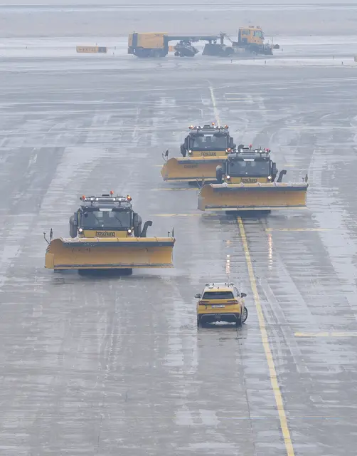 Der gesamte Winterdienst des Airports stehe seit den Nachtstunden im Dauereinsatz, um die betroffenen Flächen zu enteisen und den Flugbetrieb so rasch wie möglich wieder aufzunehmen. | Foto: APA-Images / REUTERS / Leonhard Foeger