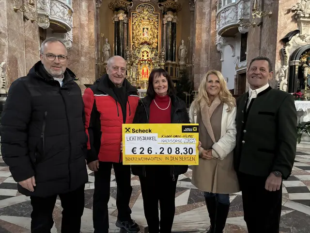 Probst Jakob Bürgler, Georg und Martina Astenwald, Kinderkrebshilfe Tirol Obfrau Ursula Mattersberger und Franz Posch bei der Scheckübergabe im Dom. | Foto: MeinBezirk/René Rebeiz
