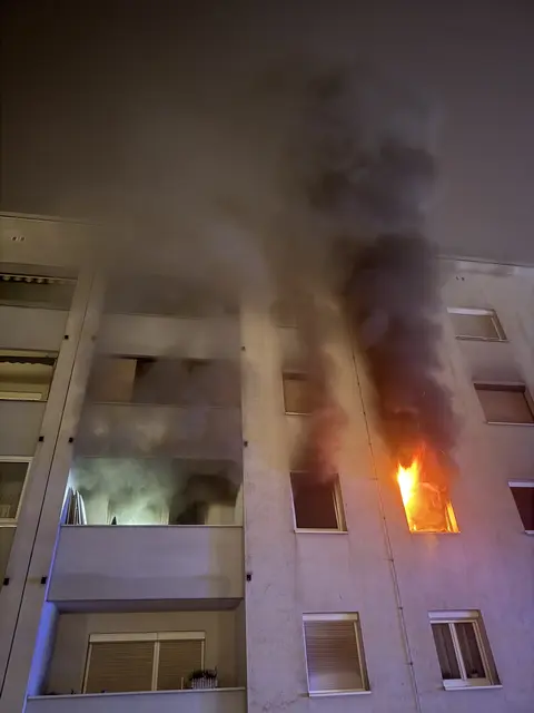 Ein Kinderzimmer in einem viergeschoßigen Wohnhaus geriet in Vollbrand.  | Foto: fotokerschi/markus hauser