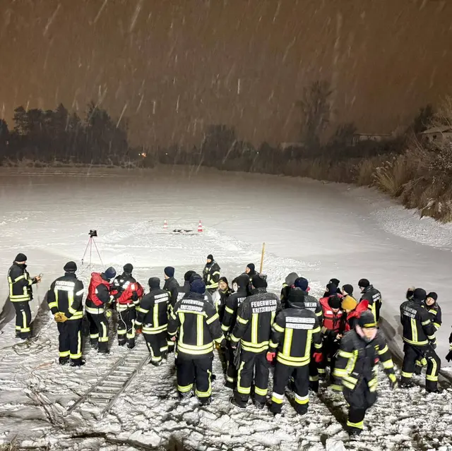 Die Feuerwehr Kritzendorf führte kürzlich am Silbersee eine Eisrettungsübung durch. | Foto: FF Kritzendorf
