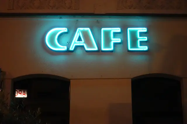 Die sogenannte Beleuchtungsabgabe gehört seit Jahresbeginn der Geschichte an. Bisher mussten Betriebe und Lokale für Leuchtreklame und -schilder diese leisten. (Archiv) | Foto: APA-Images / viennaslide