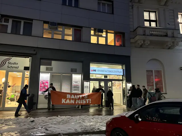 Vor der Bürgerversammlung machte die Petition gegen den Mistplatz Stimmung.  | Foto: Luca Arztmann/MeinBezirk