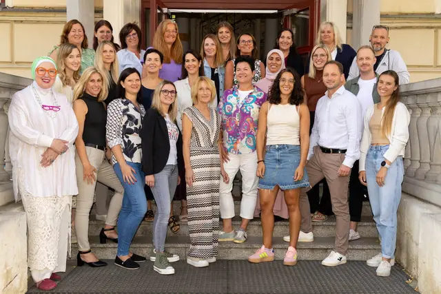 Hier posiert das Lehrerteam der Khevenhüllerschule vor der geöffneten Eingangstüre. Während dem Unterricht wird dieser dicht gemacht, sobald die Schule Richtung Stadtpark siedelt. | Foto: VS1