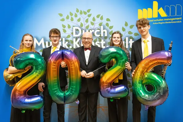 Marlene Fasching (Horn), Jakob Erdler (Schlaginstrumente), Ferrer Ferran (Dirigent), Sarah Honeder (Querflöte) und Stefan Kastenberger (Klarinette, Konzertmeister) | Foto: MKM NÖ/Sajovic 