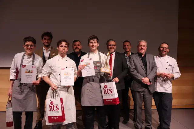 Die beiden Zweitplatzierten Fabio Wiesender und Adriano Zanot mit dem Sieger Thomas Gnant (erste Reihe, v. l.) sowie Sebastian Heindl, Rainer Kratzer, Fachvorstand Albert Decker, Direktor Michael Hörhan, Christopher Postl und Organisator und Kochlehrer Wolfgang Lahmer (zweite Reihe, v. l.).  | Foto: HAIDERER