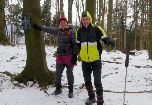 Gleich zwei kleine Gipfelkreuze befinden sich auf dem höchsten Punkt des Hiesberges.