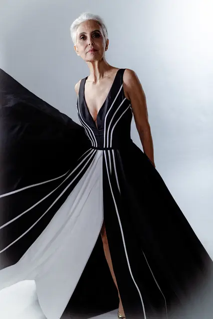 Preiswürdig: das tief dekolletiertes schwarzes Seidenkleid mit weißen Streifen, betonter Silhouette, weitem Rock, schmalen Schultern, Schlitz und Schleppe aus dem Atelier Scherz. | Foto: Katharina Schiffl