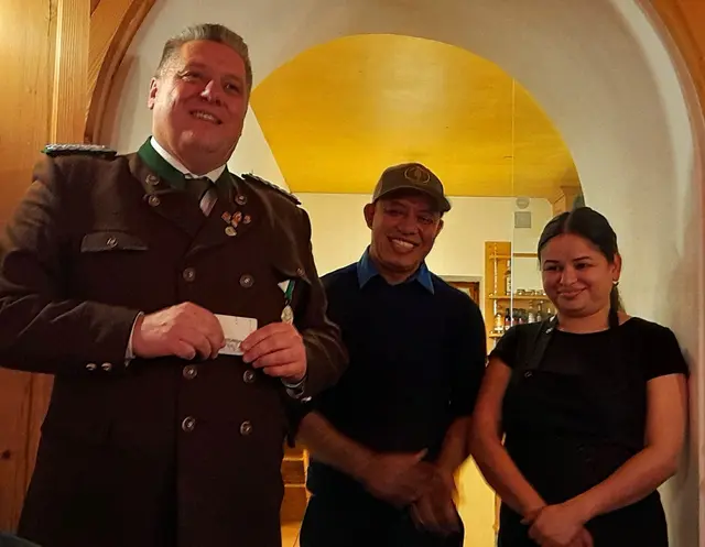 Sujata und Raju werden vom Schützenoffizier Roland Lintner begrüßt | Foto: Stracke