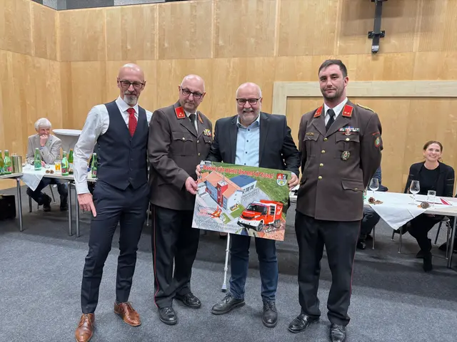 Die FF Maria Lankowitz bedankte sich bei Alt-Bürgermeister Kurt Riemer. | Foto: Almer