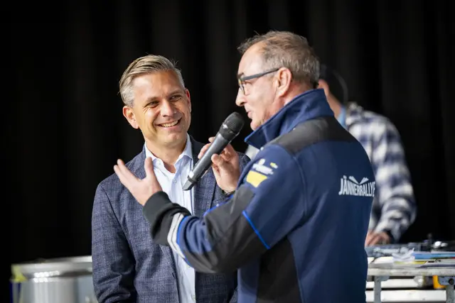 Prominenter Gast: Wirtschaftsminister Wolfgang Hattmannsdorfer (l.) beim Interview mit Peter Bauregger. | Foto: Jännerrallye/Michael Jurtin