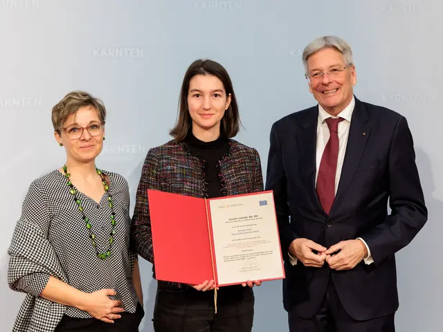 Julia Marinaccio (FH Kärnten), Leonie Loipold und LH Peter Kaiser | Foto: LPD Kärnten/Jannach
