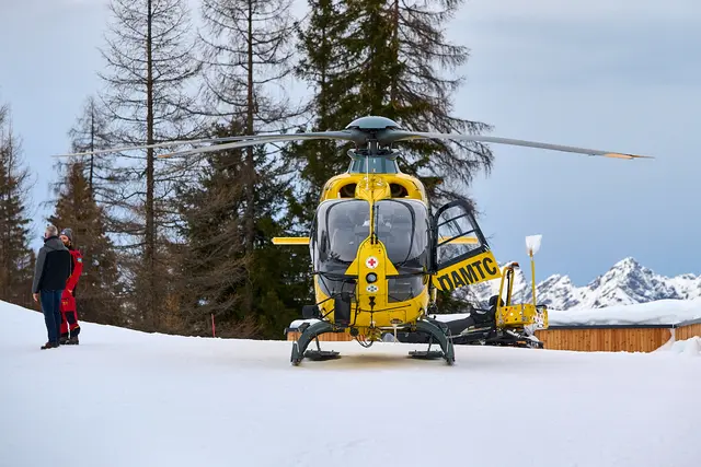 Der Paragleiter musste per Notarzthubschrauber geborgen werden. (Symbolbild) | Foto: Zeitungsfoto.at