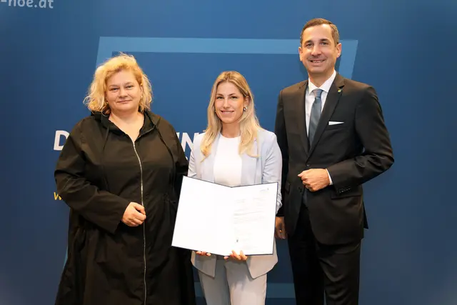 Elisabeth Bräutigam, (NÖ LGA, Vorständin, links) und Bernhard Kadlec (NÖ LGA, Vorstand) übergaben Tanja Felber das Dekret.



Tanja Felber, MSc (PBZ Klosterneuburg, Pflegedirektorin), Bernhard Kadlec (NÖ LGA, Vorstand).
 | Foto: NÖ LGA