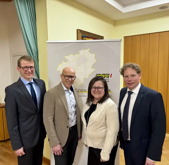 Landtagsabgeordneter Michael Weber (v.re.) gratulierte Bgm.in Martina Schmuckermayer, Gemeindeparteiobmann Jürgen Lindlbauer und Vzbgm. Ulrich Wolfsmayr zur einstimmigen Wahl. | Foto: ÖVP Wels-Land/Neudorfer