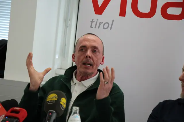 Georg Hantzsch, Betriebsratsvorsitzender bei Ledermair, prangert den Ticketverkauf als privates Risiko für Buslenkerinnen und Buslenker an. | Foto: ÖGB Tirol