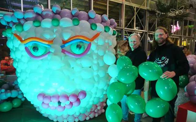 Für noch mehr magische Unterhaltung sorgen die Luftballon-Skulpturen von Weltmeister Guido Verhoef hier mit Ideenfinder Christoph Rahofer, die noch bis 15. Februar 2026 bei Alice im Dumba Park zu bestaunen sind.
 | Foto: Claudia Reisinger