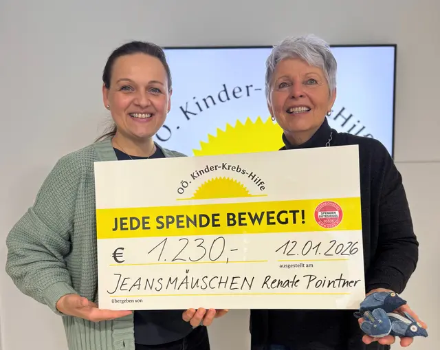 Renate Pointner (r.) übergab den Spendenscheck an Mona Lach von der Kinder-Krebs-Hilfe. | Foto: OÖ. Kinder-Krebs-Hilfe