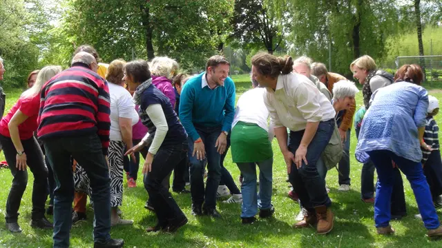 Lachyoga wirkt sich positiv auf Körper und Geist aus. | Foto: Fink