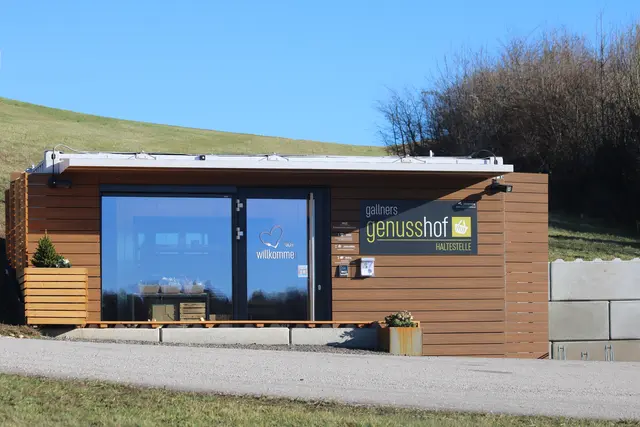 „Gallners Genusshof Haltestelle“ wurde zum wiederholten Mal von Dieben heimgesucht. Bisher konnten diese aufgrund der Kameras in rund 90 Prozent der Fälle ausgeforscht werden. Dieses Mal meldete sich eine Täterin – offenbar unter dem Druck der Veröffentlichung des Videos – selbst. | Foto: Gallner