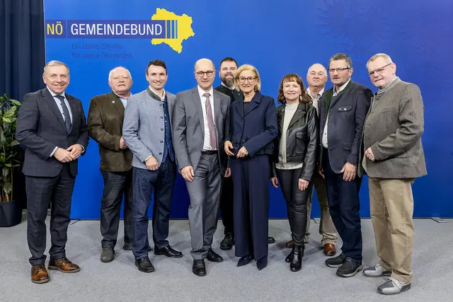 Bgm. Josef Ramharter, Vize-Bgm. Josef Flicker, Bgm. Lambert Handl, Präsident Johannes Pressl, Vize-Bgm. Michael Litschauer, Landeshauptfrau Johanna Mikl-Leitner, Bgm. Anette Töpfl, Vize-Bgm. Werner Kronsteiner, Bgm. Werner Liebhart und Bgm. Hermann Wistrcil (v.l.) | Foto: NÖ Gemeindebund