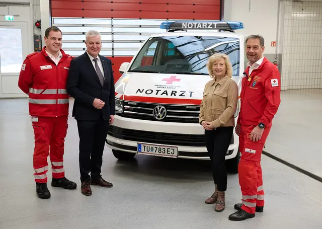 Markus Harreither (Rotes Kreuz Waidhofen/Ybbs), Landesrat Anton Kasser, Landesrätin Eva Prischl und Landesrettungskommandant Wolfgang Frühwirt (Rotes Kreuz NÖ). | Foto: NLK Pfeiffer