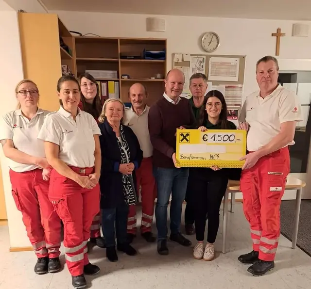 1.500 Euro wurden vom Verein dem Roten Kreuz Martinsberg übergeben. | Foto: Benefizverein Waldviertel