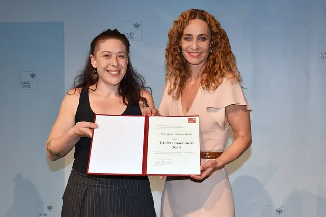 Der erste Tiroler Frauenpreis im Jahr 2024 ging an Katharina Lhotta, Geschäftsführerin des Vereins ARANEA für Mädchen und junge Frauen. Nominierungen für die Vergabe 2026 sind ab sofort und bis 16. Februar möglich. | Foto: Land Tirol/Dorfmann