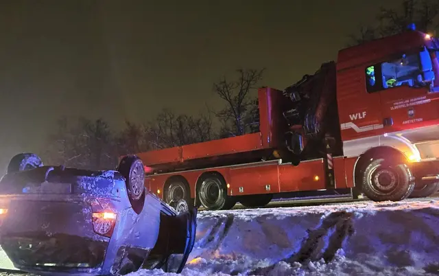 Glücklicherweise wurden bei dem Überschlag keine Personen verletzt. | Foto: Bfkdo Amstetten